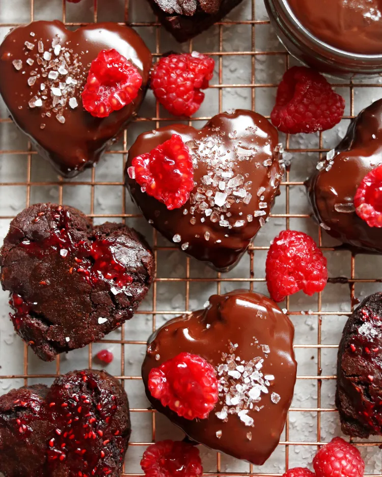 Valentinstag Kuchen in Herzformen Brownies mit Himbeer-Füllung Rezept