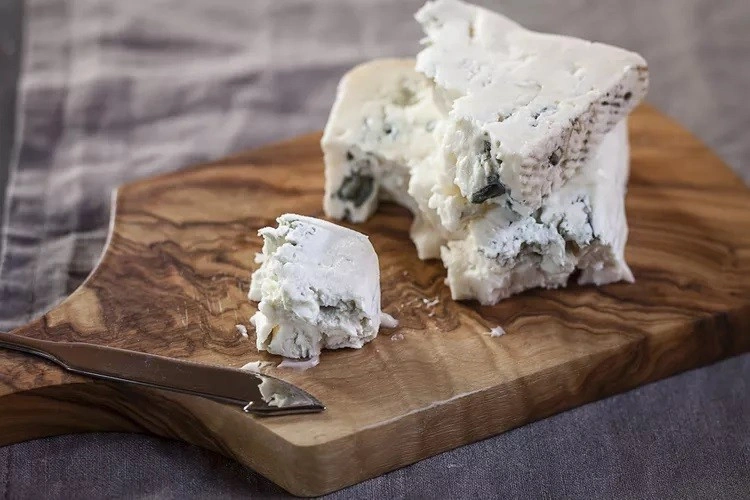 Verschimmelte Lebensmittel, die Sie ruhig essen können - Käsesorten wie Gorgonzola und Stilton