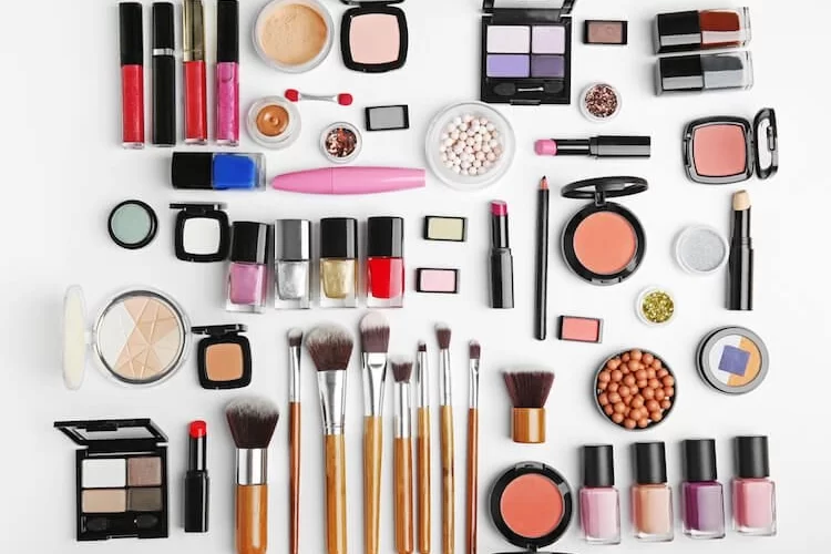 Wie kann man das Make-up nach Marie Kondo organizieren?