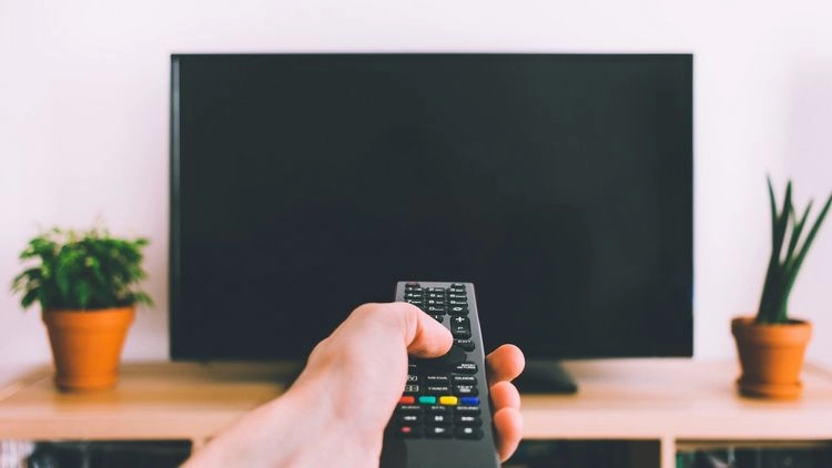 Wie oft sollten Sie Ihren TV-Bildschirm sauber machen?