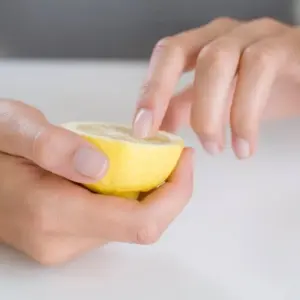 Zitronensaft wirkt wie ein großartiges Reinigungsmittel und beseitigt Verfärbungen
