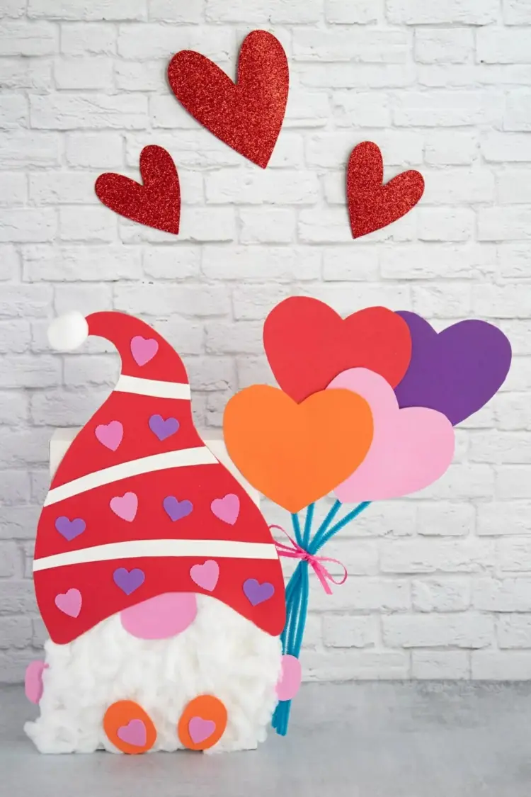 Zum Valentinstag Wichtel basteln als Verpackung für das Valentinstagsgeschenk