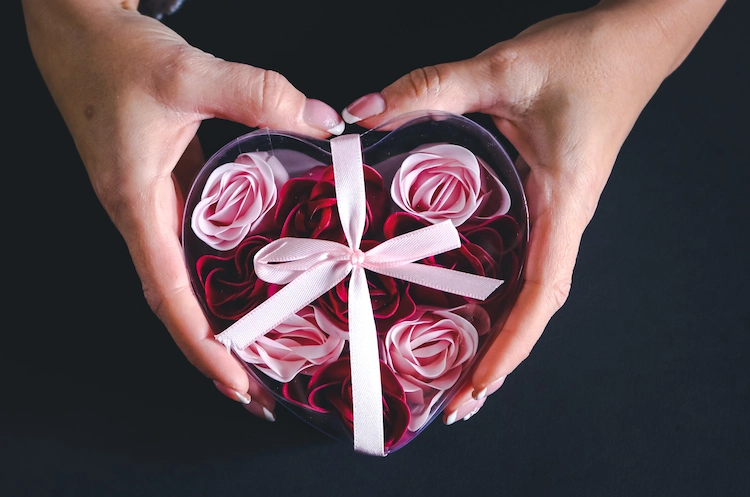 als geschenkidee für valentinstag rosenbox selbermachen und lieblingsmenschen freue bereiten