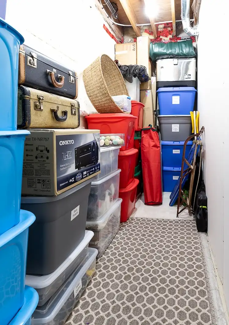 alte koffer und kisten fleißig anordnen und platzparend kleinen keller aufräumen und reinigen mit staubsauger