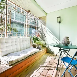 ausreichend licht für balkonpflanzen auf einer sonnigen terrasse mit bequemen sitzen