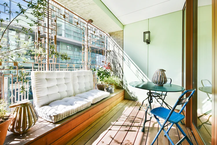 ausreichend licht für balkonpflanzen auf einer sonnigen terrasse mit bequemen sitzen