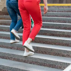 bei sitzender lebensweise öfter die treppen nehmen und schneller kalorien verbrennen