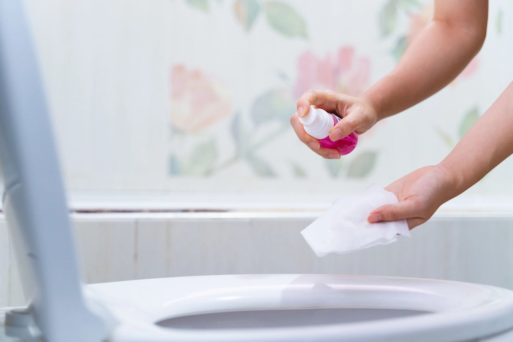 den wc sitz regelmäßig mit desinfektionsmittel besprühen und uringeruch entfernen