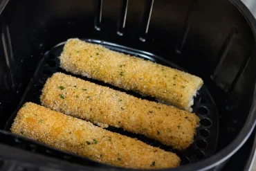 Die Käse-Schinken-Rollen im Airfryer fettfrei frittieren