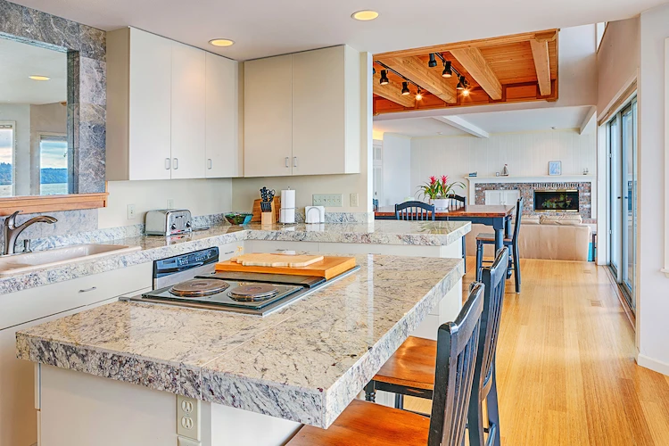 edler marmor in einer küche integriert und vom miami style einrichtung inspiriert