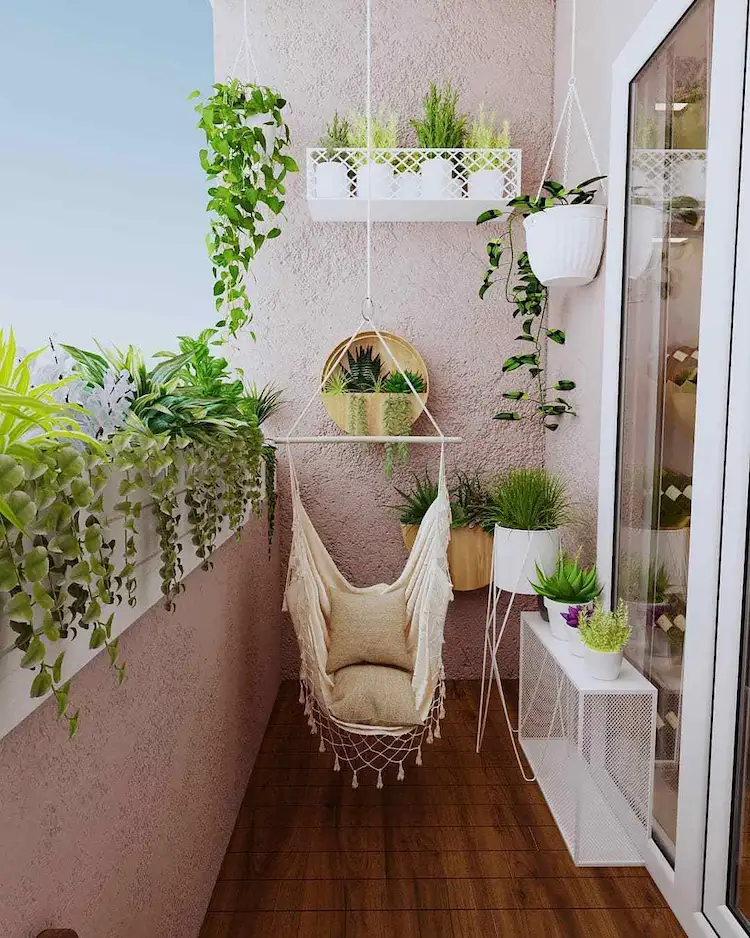 ein refugium zum entspannen oder lesen auf dem eigenen balkon in der stadt mit schaukel oder hängesessel