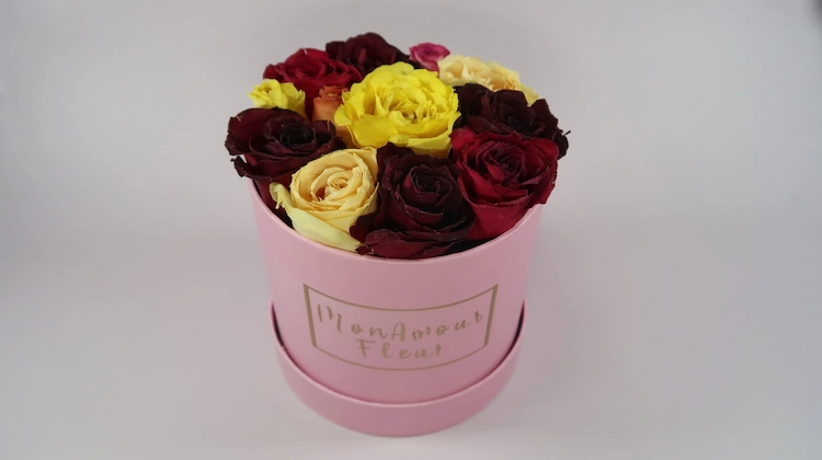 eine rosafarbene schachte verwenden und diy rosenbox selber machen mit verschiednenen farben