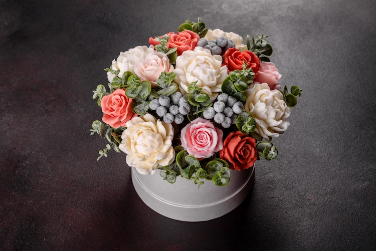 farbenfroh arrangierter blumenstrauß mit rosen in einer infinity flower box