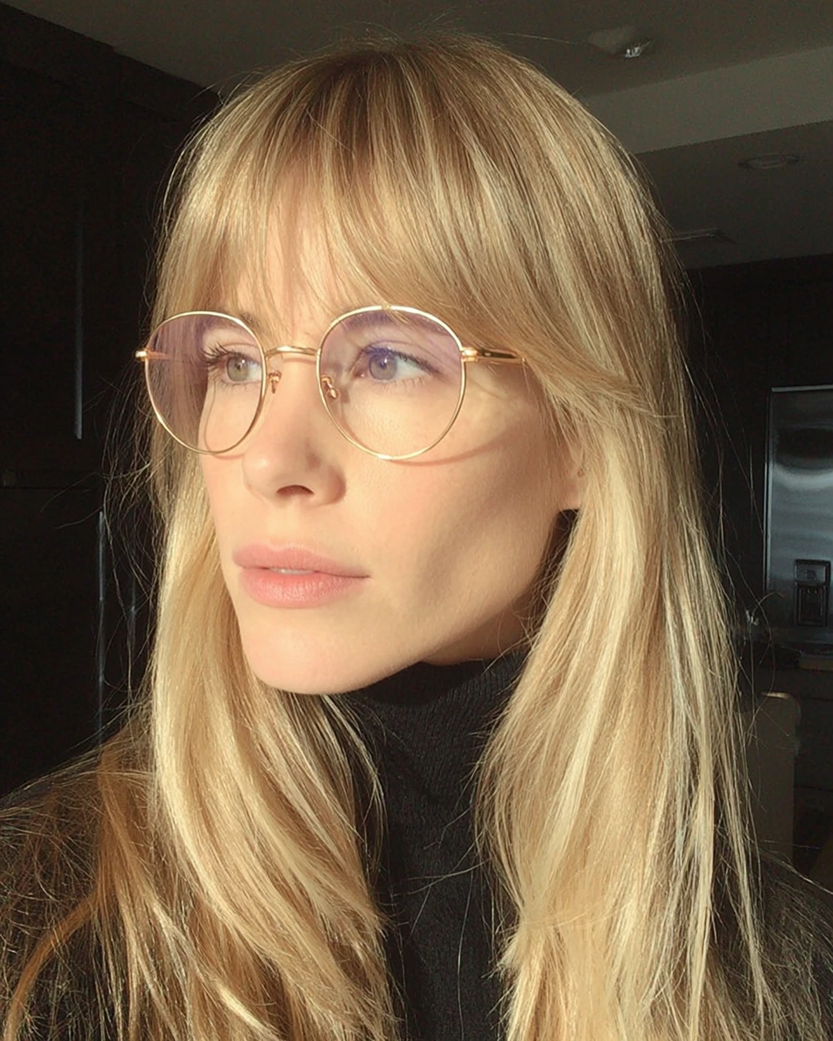 frau, lange blonde haare, birkin bangs, runde brille