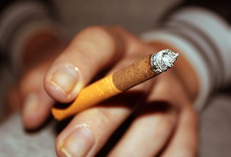 gelbe finger und nägel aufgrund starkes zigarettenrauchens und raucherfinger sauber bekommen zu hause