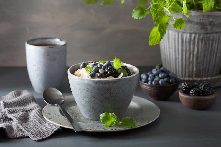 gesunde kombination aus grüntee und porridge zum abnehmen mit blaubeeren