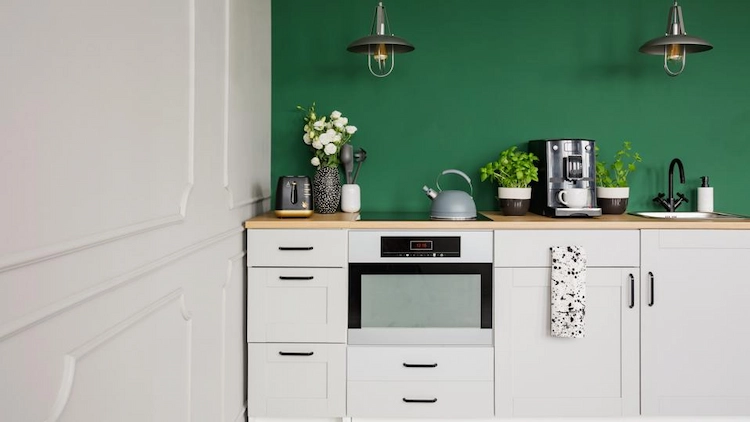 grüne akzentwand mit weißen küchenschränken bringt eine natürliche und stilvolle note in kleine küche