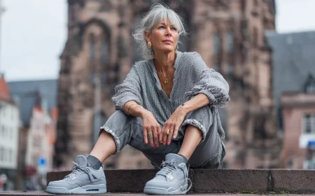 ice blue sneakers trends mit jeans kombinieren