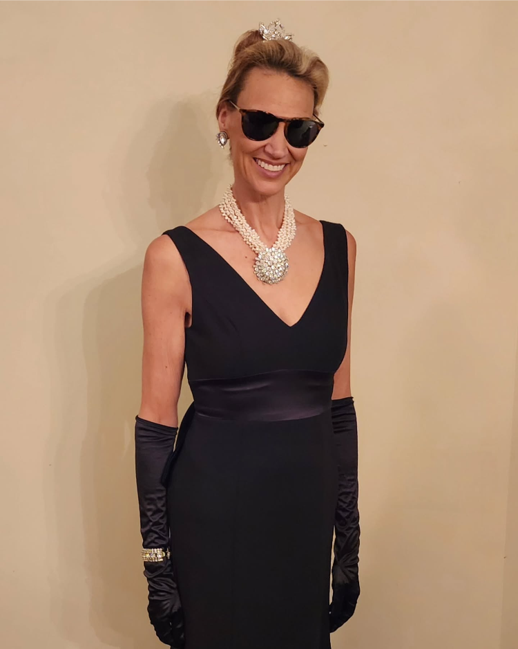 last minute kostüm mit schwarzem kleid audrey hepburn in „breakfast at tiffany’s“