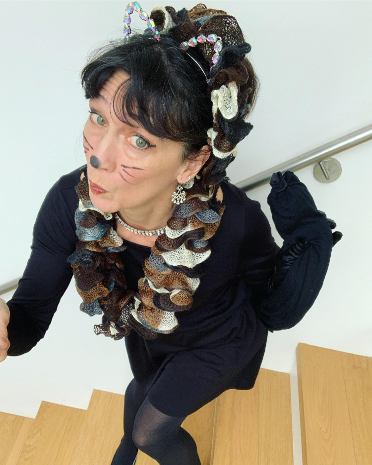 last minute kostüm mit schwarzem kleid catwoman oder schwarze katze