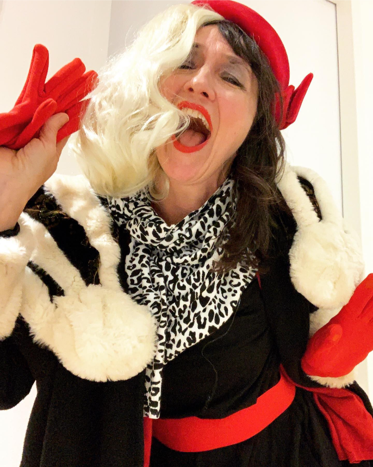 last minute kostüm mit schwarzem kleid cruella de vil