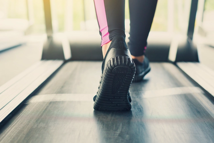 laufband gehen mit steigung im fitnessstudio incline walking workout tiktok trend