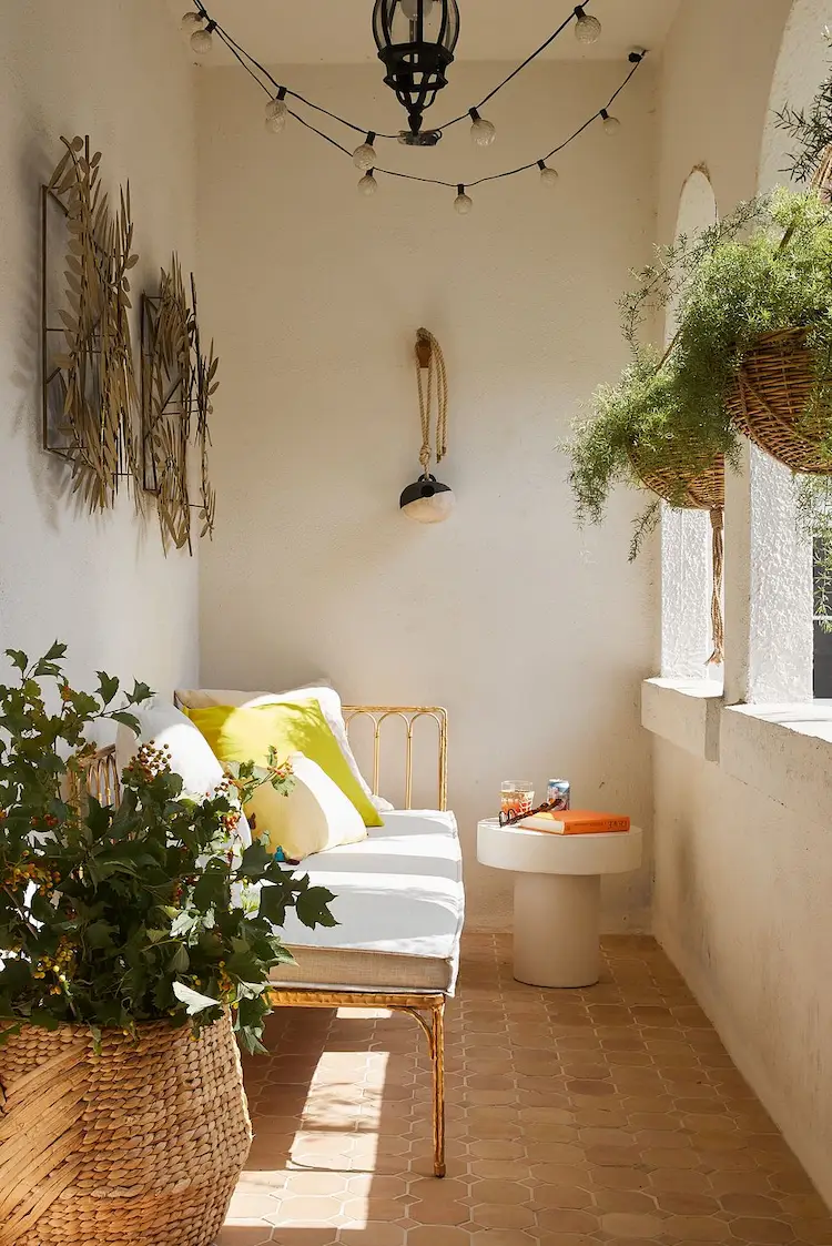 mediterraner stil und hängende pflanzen als gestaltungsideen für kleinen balkon mit flair
