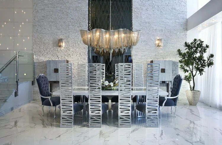 metallmöbel und glänzender bodenbelag aus marmor in einem glamourösen wohnraum mit miami vibes