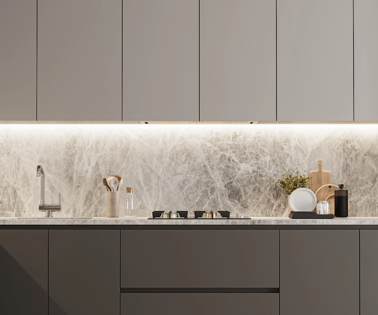 minimalistisches küchendesign mit grauen schränken und küchenrückwand aus marmor