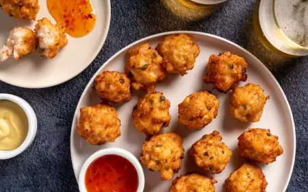 mit süß sauer sauce oder senf servierte bällchen mit garnellen nach chinesischer art für party oder spielabend geeignet