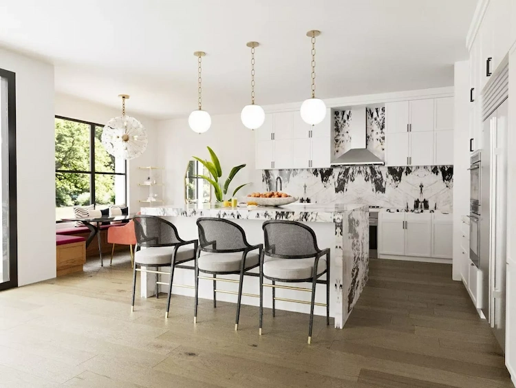 neutrale farbpalette in weiß mit kontrastierenden schwarzen küchenrückwänden und stühlen kombinieren