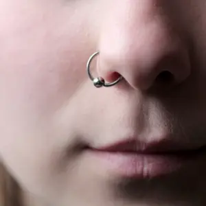 nostril piercing richtig pflegen und eventuelle komplikation wie sepsis verhindern