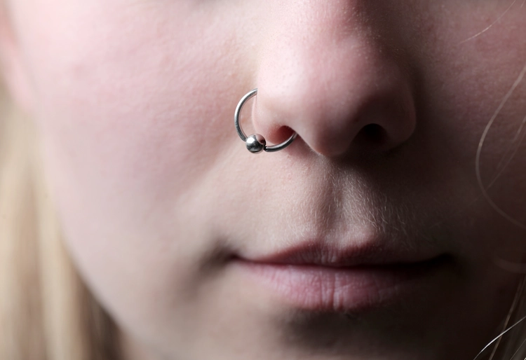 nostril piercing richtig pflegen und eventuelle komplikation wie sepsis verhindern