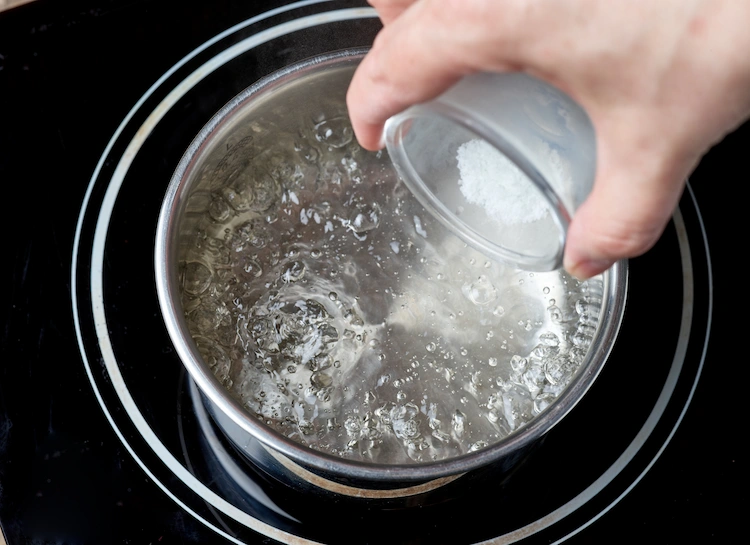 salz mit kochwasser zum einweichen von eingetrockneten flecken im haushalt verwenden