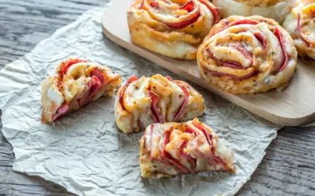 schnelle Pizzabrötchen mit Salami einfache Partygerichte aus dem Ofen