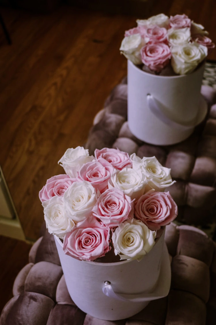 schöne farbkombination aus weiß und rosa wählen und eine infinity rosenbox selber machen