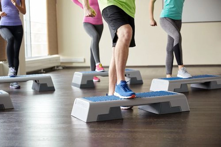step übungen wie stufen aufsteigen als aerobes training zur gewichtsreduktion ausführen