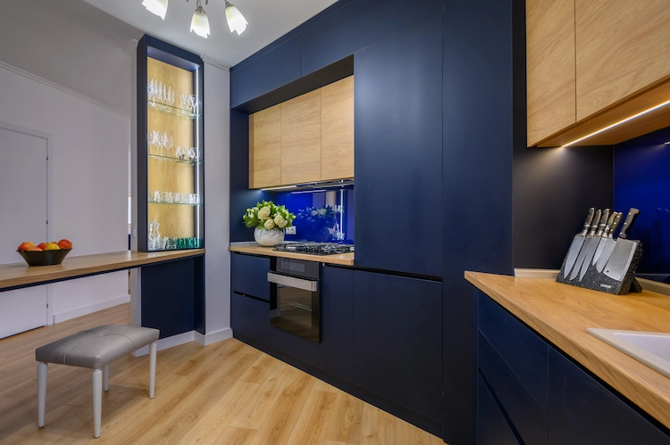 stilvolles blau mit holz kombinieren und welche farben für die küche wählen