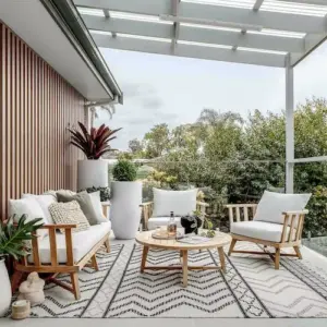 stylischer balkon für warme frühlingstage mit überdachung und zen dekoration zwischen sitzgelegenheiten