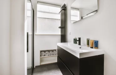 toilettenartikel und kosmetik durch mehr stauraum für kleines bad aufbewahren