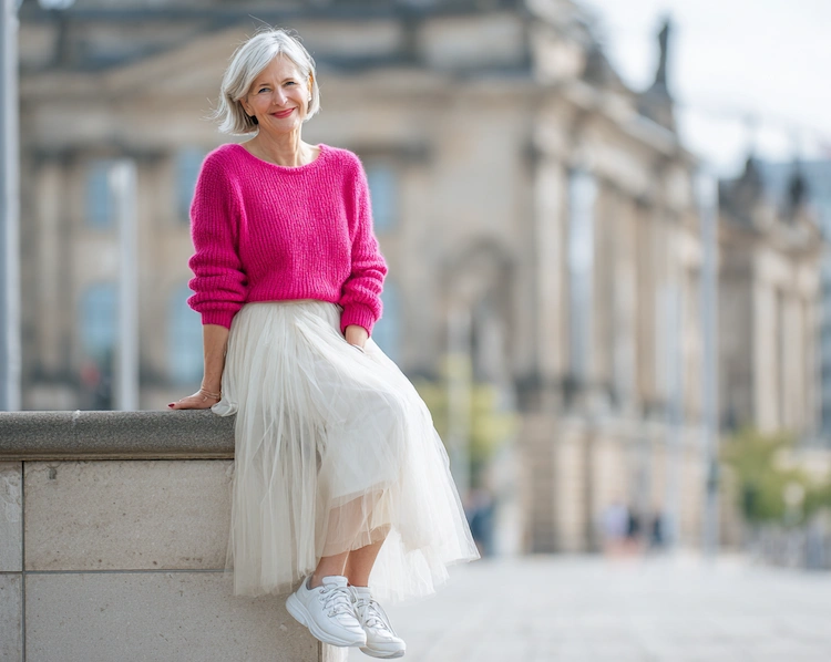 Trendige Sneaker Farben für 2026 weiß mit Fuchsien Pullover kombinieren