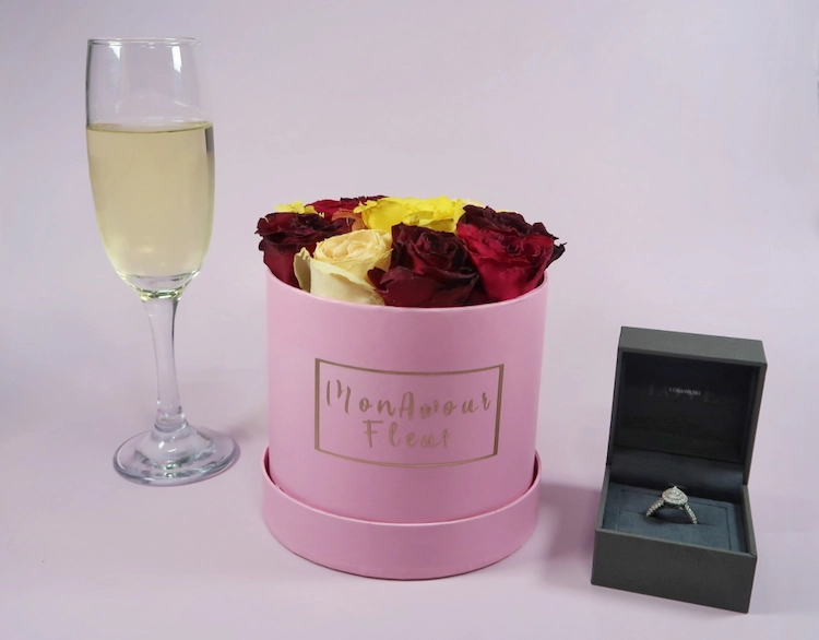 verlobungsring und champagnier mit einem geschenk als infinity flowerbox zum valentinstag