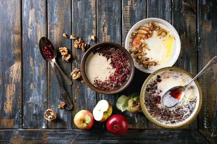 vielfältige varianten von porridge zum abnehmen mit gesunden zutaten als frühstück geeignet