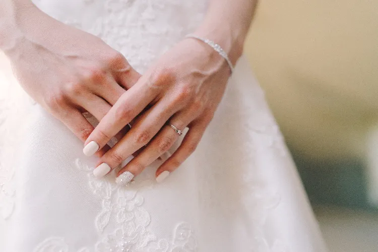 weiße Hochzeitsnägel Bilder welche Nagellack-Farben zum Verlobungsring aus Weißgold