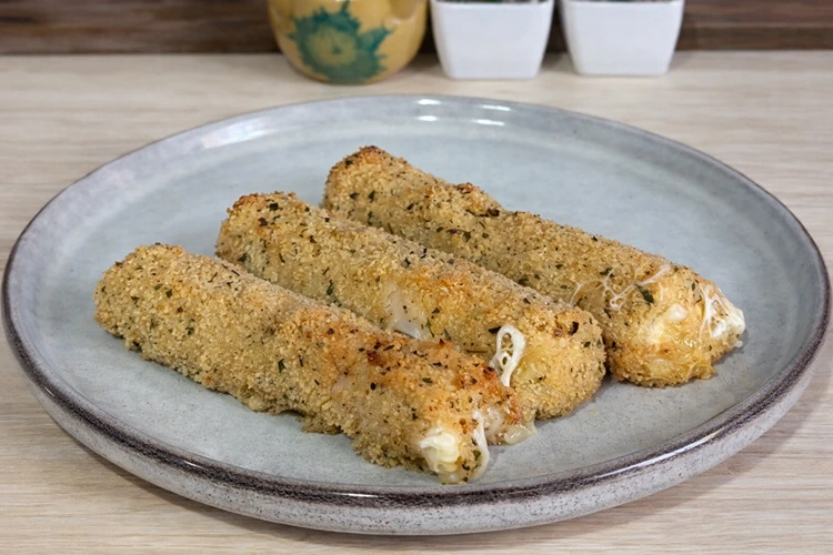 Zum Panieren Paniermehl oder Cornflakes verwenden