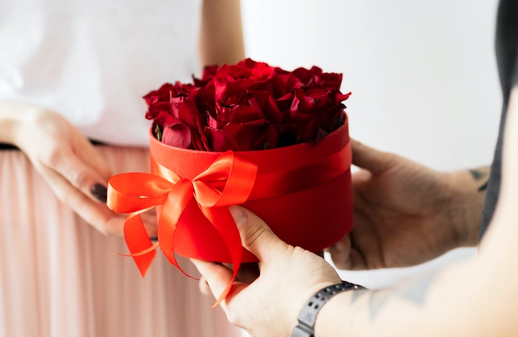 zum valentinstag oder muttertag blumenschachtel mit rosen verschenken