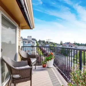 Balkon reinigen - Mit diesen Tipps entfernen Sie Schmutz auf Steinplatten und Holzböden auf die richtige Weise