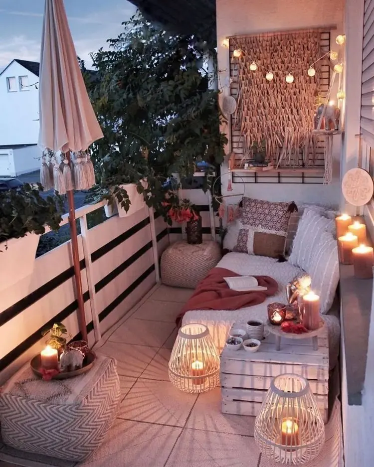 Balkon verschönern für den Frühling - selbst gemachter Sichtschutz mit Sonnenschirm oder Vorhang