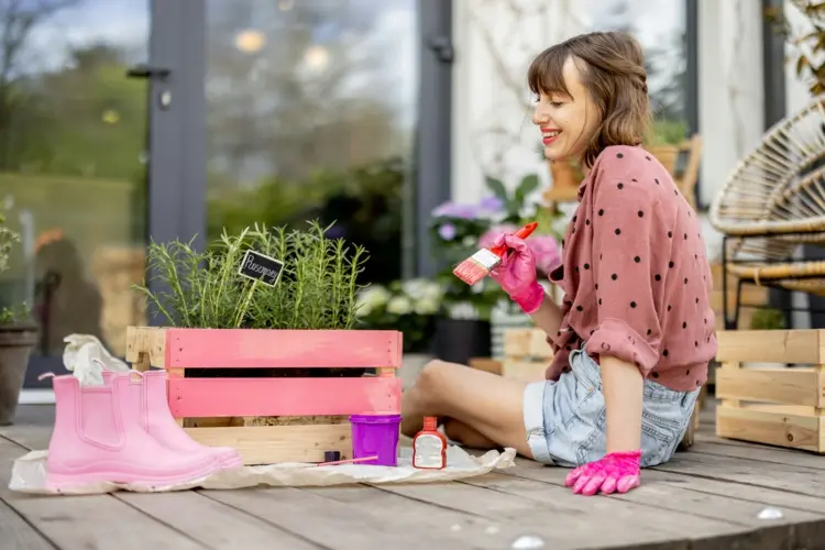 DIY Projekte zum günstigen Gestalten des Außenbereichs - Blumenkasten aus Holzkiste streichen