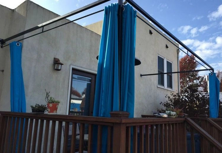 DIY-Sichtschutz für Ihren Außenbereich - Vorhang und Sonnenschirm